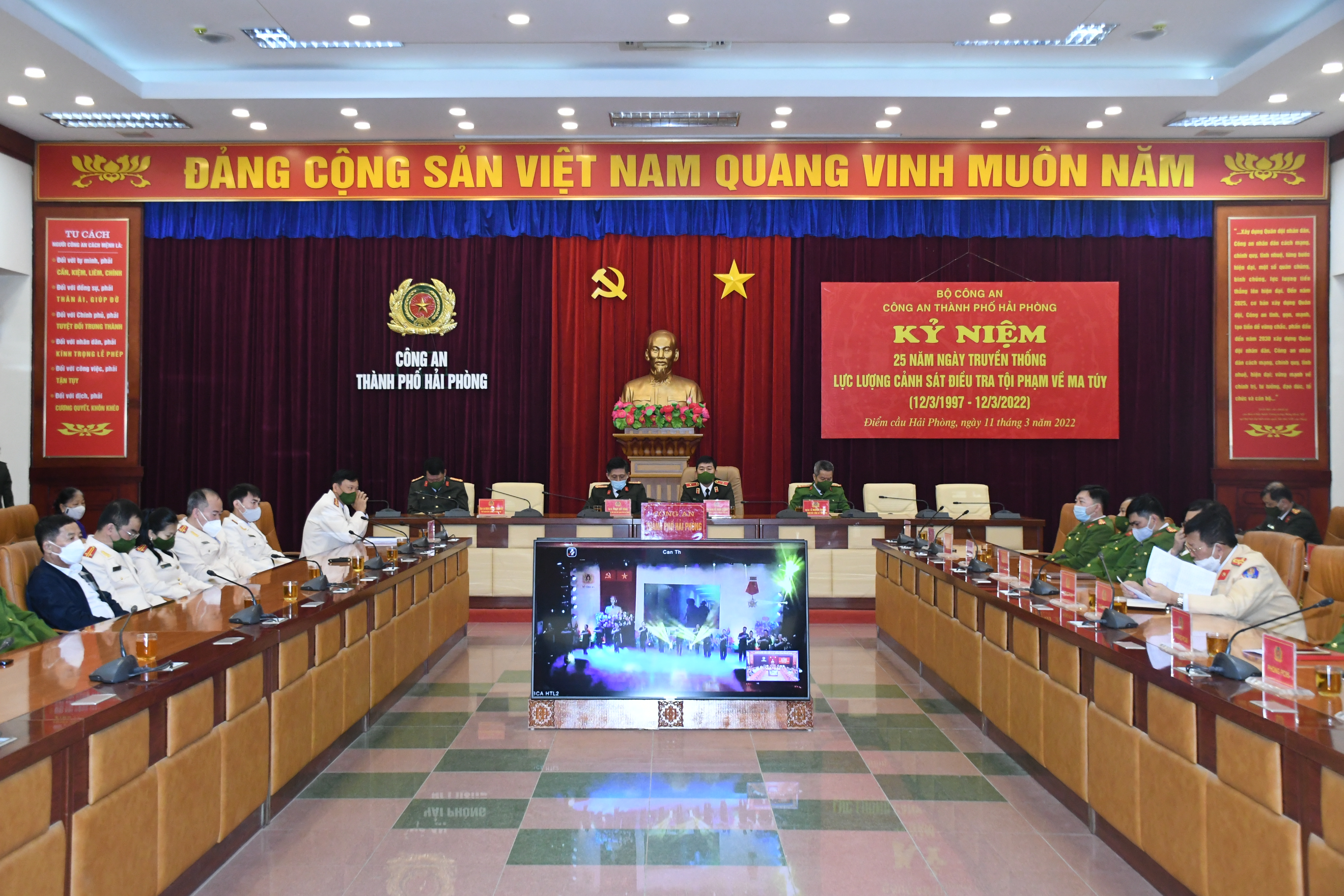 Kỷ niệm 25 năm Ngày thành lập lực lượng CSĐT tội phạm về ma tuý: Đón nhận Huân chương Chiến công hạng Nhất